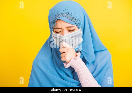 Asiatisch muslimisch arabisch, Porträt von glücklich schöne junge Frau religiöse tragen Schleier Hijab sie tragen Schutzmaske, Ausbruch coronavirus verwenden Hand c Stockfoto