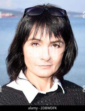 Junge Brünette Frau 45 y.o. mit kurzen Haaren Blick auf die Kamera. Nahaufnahme im Hochformat Stockfoto