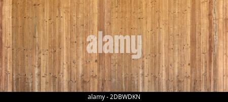 Braune Holzwand aus unbehandelten braunen Brettern Stockfoto