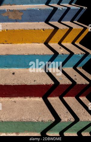 Pastellfarbene Betontreppe mit Schatten Stockfoto