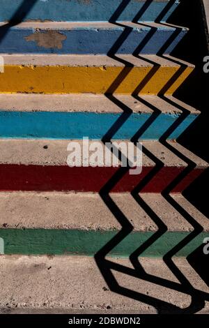 Pastellfarbene Betontreppe mit Schatten Stockfoto