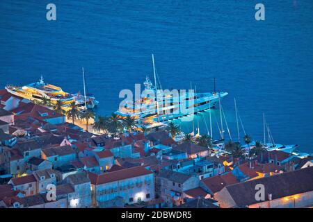 Hvar Bucht und Yachthafen Luftbild Panoramablick Abend, Insel in Dalmatien Archipel von Kroatien Stockfoto