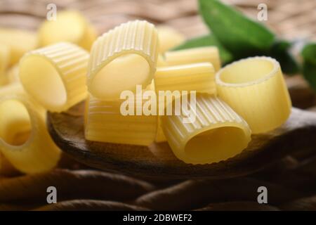 Ungekochte Mezze maniche rigate italienische Pasta Stockfoto