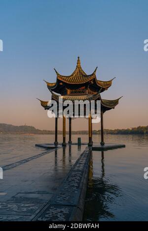 Jixian Pavillon, das Wahrzeichen am Westsee in Hangzhou, China. Stockfoto