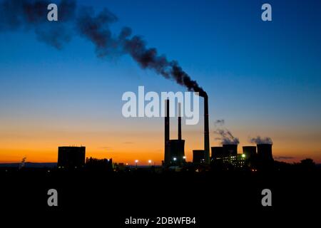 Kohlekraftwerk unter dem Abendhimmel Stockfoto