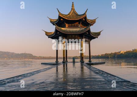 Jixian Pavillon, das Wahrzeichen am Westsee in Hangzhou, China. Stockfoto