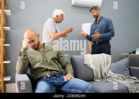 Großvater Mit Konflikt Mit Vater, Während Traurige Sohn Auf Der Couch Sitzen Stockfoto