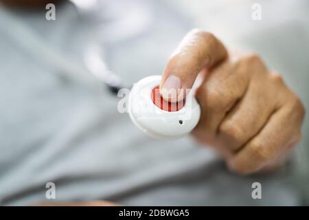 Nahaufnahme des leitenden Mannes, der die Alarmtaste für den Notfall drückt Stockfoto
