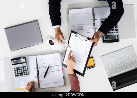 Vertragsdokument Prüfen. Auditor Mit Anwalt Besprechen Stockfoto