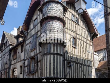 Troyes, Frankreich - 31. August 2018: Die alten Fachwerkhäuser in Troyes. Aube, Champagne-Ardenne, Frankreich Stockfoto