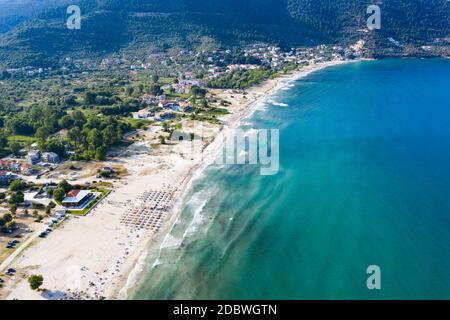 Landschaft mit herrlichem Golden Beach und Skala Potamia auf Thassos, Ägäis, Griechenland Stockfoto