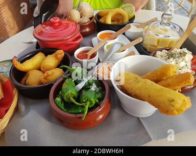 Authentische traditionelle spanische Tapas zum Mittagessen. Stockfoto