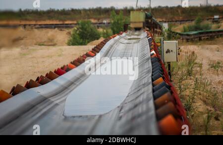 Blick über ein Förderband für den Transport von Kies in einer Kiesgrube. Stockfoto