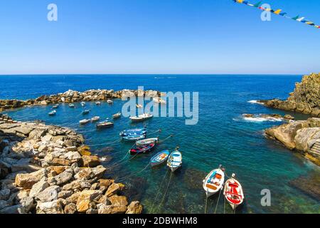 Angeln Boote schwimmend auf dem Mittelmeer im Hafen von Cinque Terre, Italien. Stockfoto