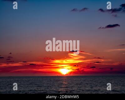 Blick auf den Menschen, wie sie den Strand von Surin während der erstaunlichen Sonnenuntergang in Phuket, Thailand genießen. Stockfoto