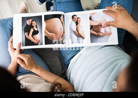 Paar Familie Suchen Fotoalbum Oder Fotobuch Stockfoto