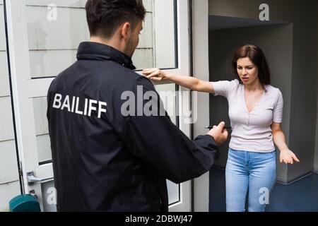 Gerichtsvollzieher Beschlagnahme Oder Verhaftung Von Junger Frau Vor Gericht Stockfoto