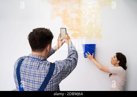 Flecken An Der Decke Durch Wasseraustritt Und Überschwemmung Stockfoto