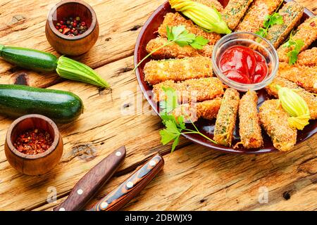 Gebackene Zucchini-Sticks mit Saucen, geröstete Zucchini.paniert gebratene Zucchini Stockfoto