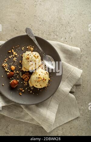 Frische Haselnuss Eis auf Teller hautnah Stockfoto