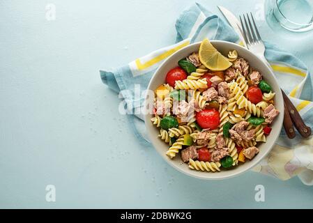 Nudelsalat mit Thunfisch und Gemüse. Gesunde Nudelmahlzeit. Meeresfrüchte. Stockfoto