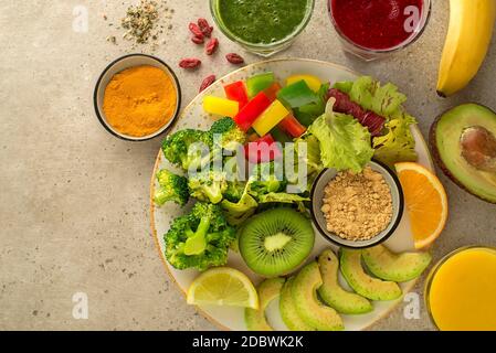 Gesunde Smoothies aus frischem Obst und Gemüse mit verschiedenen Zutaten in Gläsern serviert. Rohes, veganes, vegetarisches, alkalisches Lebensmittelkonzept. Banner. Stockfoto
