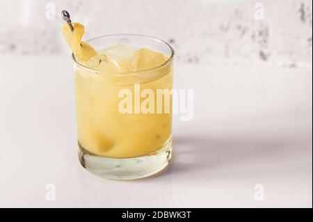 Glas Penicillin Cocktail auf weißem Hintergrund Stockfoto