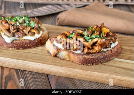 Sandwiches mit Käse und gebratenen Pfifferlingen Stockfoto