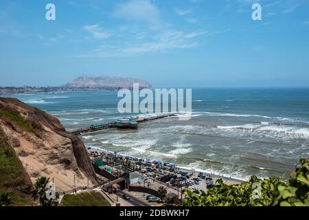 Blick vom Park der Liebenden auf den Pazifik und dem Gourmet-Restaurant La Rosa Nautica in Lima, Peru Stockfoto