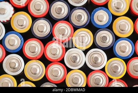 Viele Batterien in einem Haufen. Sie sind bereit für das Recycling Stockfoto