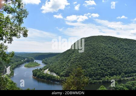 Blick vom Mount Tammany auf einen Berg und einen Fluss Stockfoto