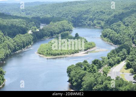 Blick vom Gipfel des Mount Tammany auf eine Insel in einem Fluss Stockfoto