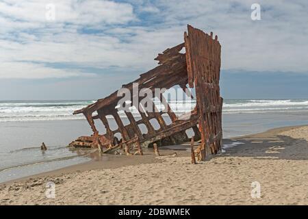 Rosted Skelett des Schiffswracks der Peter Iredale in Fort Stevens State Park in Oregon Stockfoto