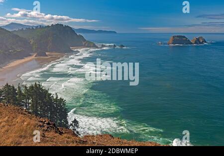 Verschwommenes Luftbild von krachenden Wellen von Cape Meares in Oregon Stockfoto