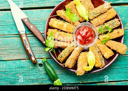 Gebackene Zucchini-Sticks.paniert gebratene Zucchini.hausgemachte gebratene Zucchini-Pommes mit Sauce Stockfoto