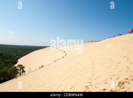 Düne von Pilat, Frankreich - September 10,2018: Menschen zu Fuß auf der Spitze der Düne von Pilat, die größte Düne Europas. La Teste-de-Buch, Arcachon Stockfoto