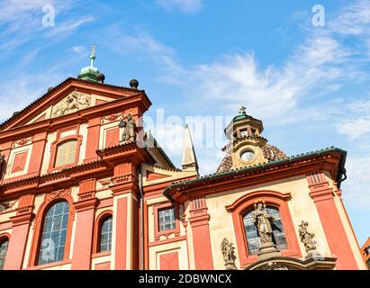 Rotes Gebäude auf dem Gebiet der St. Veits Kathedrale, Prag Stockfoto