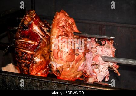 Ein Schweinebraten auf einem Spieß über einem Grill Stockfoto