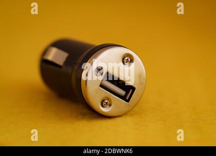 Ein USB-Ladestecker für den Zigarettenanzünder im Auto Stockfoto
