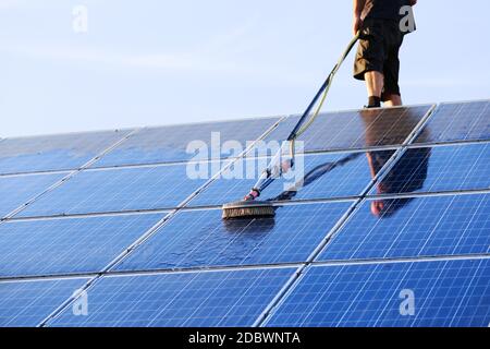 Reinigung von Solarzellen mit Pinsel und Wasser Stockfoto