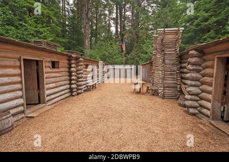 Historische Fort Clatsop Replik in den Wäldern von Lewis und Clark National Historical Park in Oregon Stockfoto