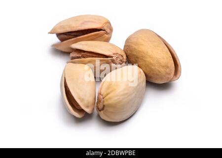 Fünf geröstete Pistazien in der Schale (Pistacia vera) auf weißem Hintergrund Stockfoto