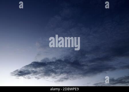 Eine Wolke am Himmel sieht aus wie ein fliegender Fisch Stockfoto