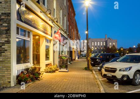 Historische Gebäude am Courthouse Square in der Abenddämmerung in der Innenstadt von Goderich, Huron County, Ontario, Kanada. Stockfoto
