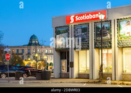 Historische Gebäude am Courthouse Square in der Abenddämmerung in der Innenstadt von Goderich, Huron County, Ontario, Kanada. Stockfoto
