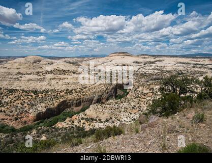 Eine lange Schlucht mitten in der kargen Felsenlandschaft Stockfoto