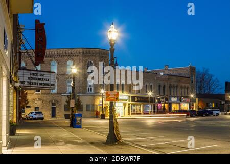 Historische Gebäude am Courthouse Square in der Abenddämmerung in der Innenstadt von Goderich, Huron County, Ontario, Kanada. Stockfoto