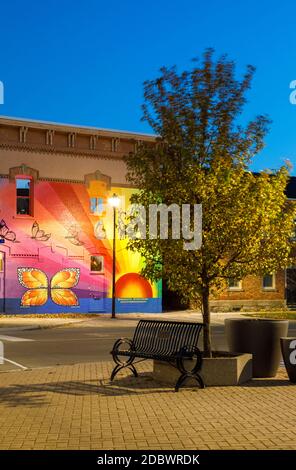 Ein farbenfrohes Wandgemälde am Courthouse Square in der Abenddämmerung in der Innenstadt von Goderich, Huron County, Ontario, Kanada. Stockfoto