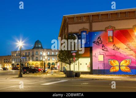 Historische Gebäude am Courthouse Square in der Abenddämmerung in der Innenstadt von Goderich, Huron County, Ontario, Kanada. Stockfoto