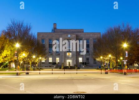 Der Oberste Gerichtshof im Zentrum des Courthouse Square in der Abenddämmerung in der Innenstadt von Goderich, Huron County, Ontario, Kanada. Stockfoto